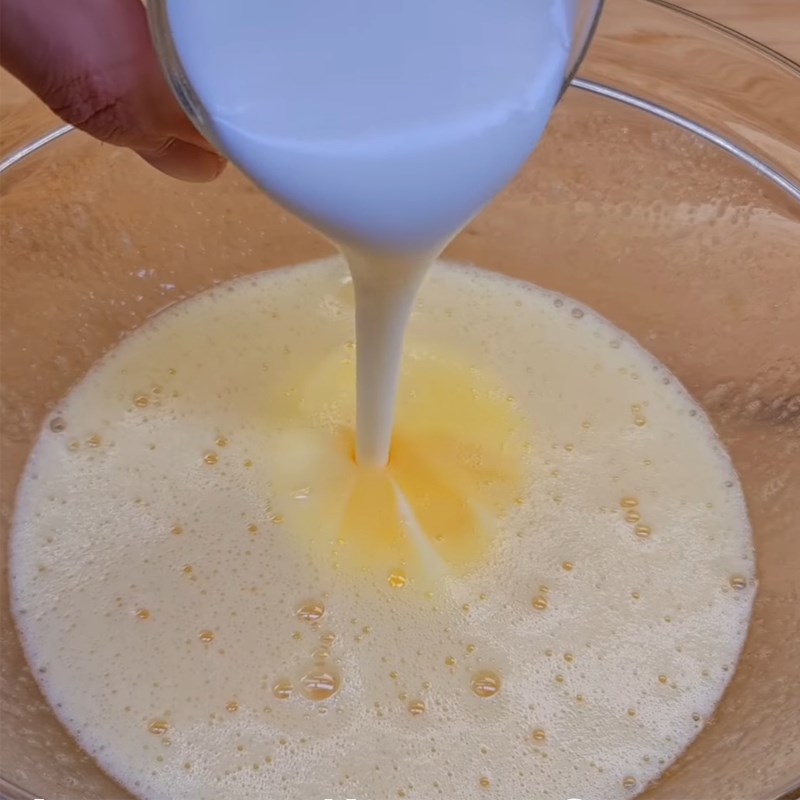 Bước 1 Trộn hỗn hợp trứng Bánh bông lan sữa chua việt quất