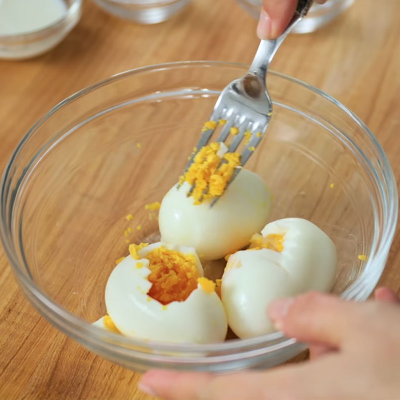Bước 2 Trộn nhân trứng Sandwich trứng kiểu Nhật
