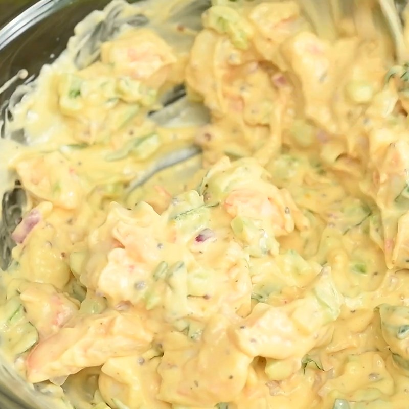 Bước 5 Trộn salad Sandwich tôm salad