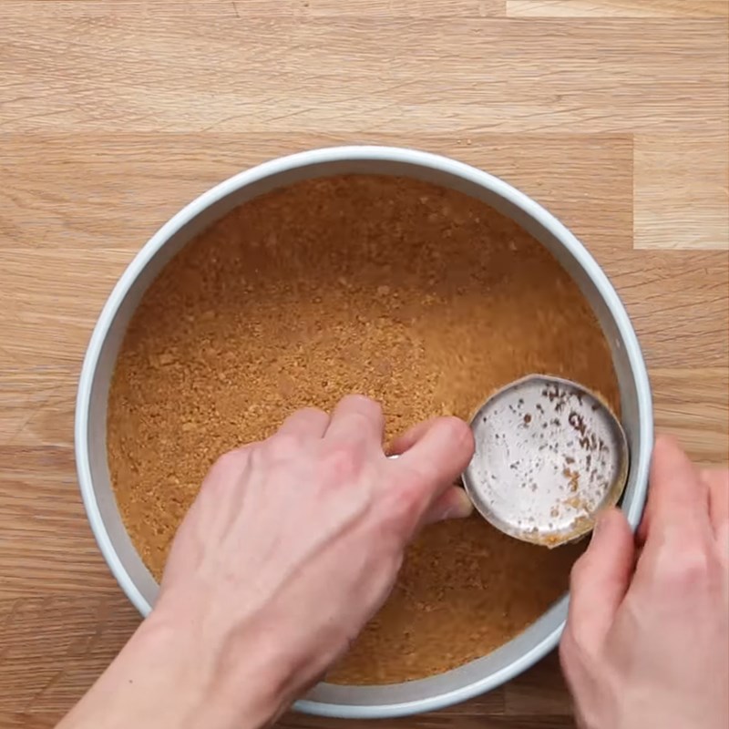 Bước 2 Trộn và đổ đế bánh Cheesescake bơ động phộng chuối