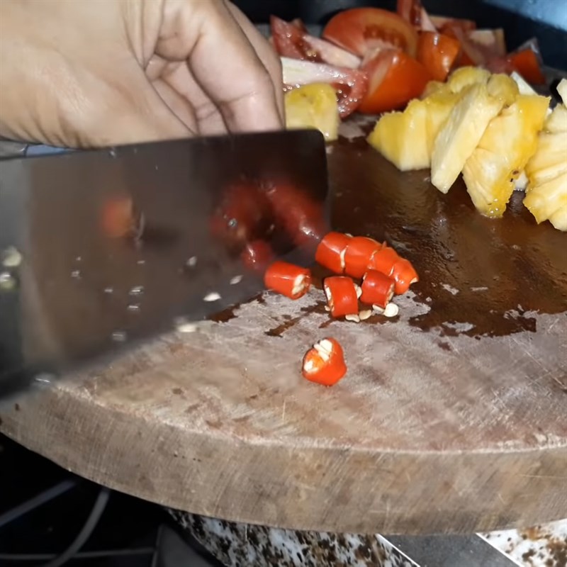 Bước 2 Sơ chế các nguyên liệu khác Canh chua đầu cá mè