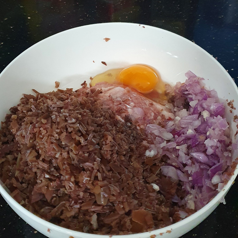 Bước 2 Ướp thịt Thịt cuốn lá lốt chiên giòn