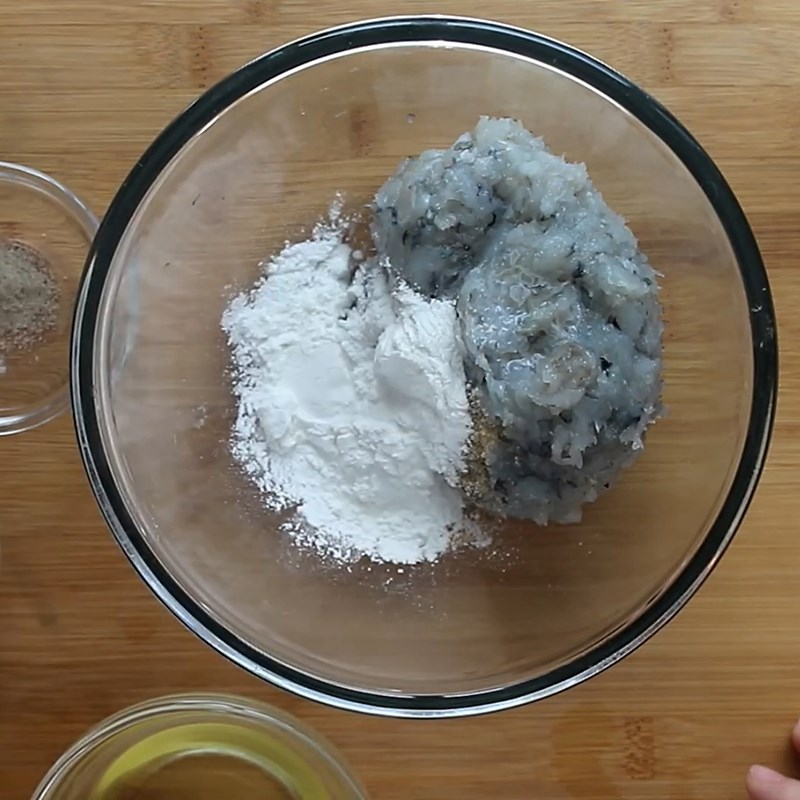 Bước 3 Ướp thịt tôm Sandwich tôm chiên giòn