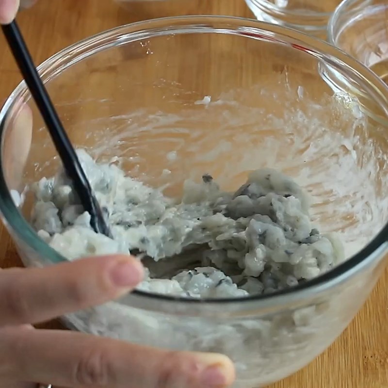 Bước 3 Ướp thịt tôm Sandwich tôm chiên giòn