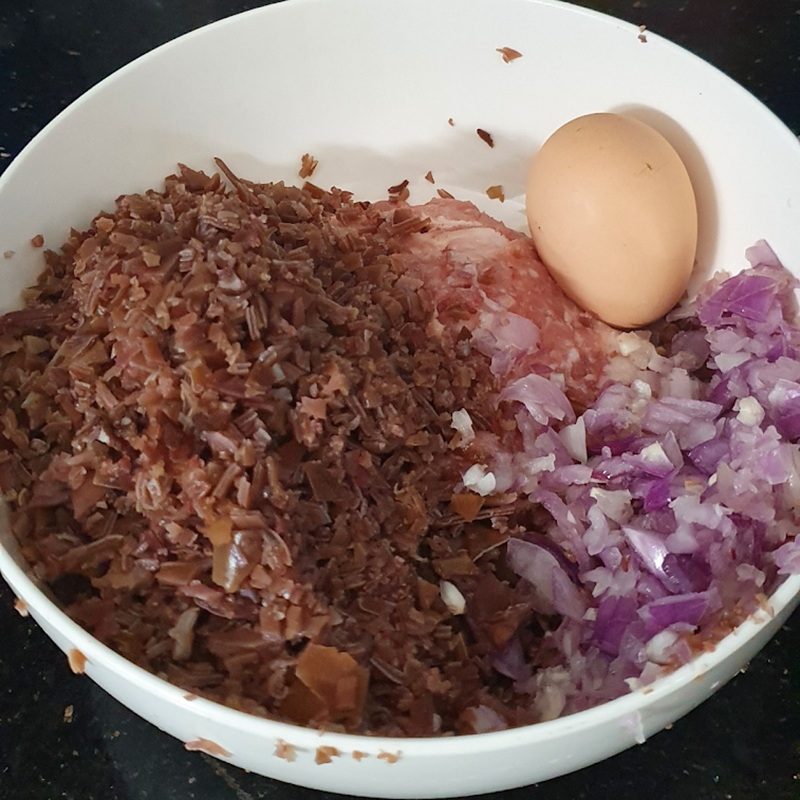 Bước 2 Ướp thịt Thịt cuốn lá lốt chiên giòn