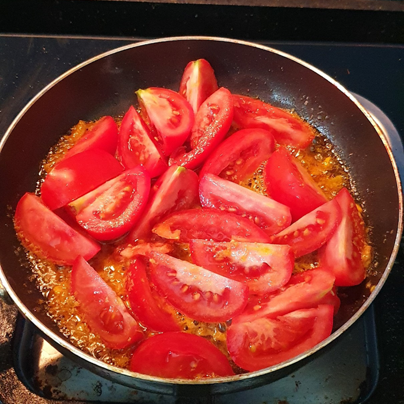 Bước 4 Xào cà chua với gạch cua Lẩu cua đồng (công thức được chia sẻ từ người dùng)