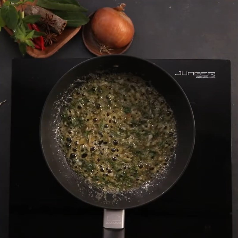 Bước 2 Xào gia vị Burger phở