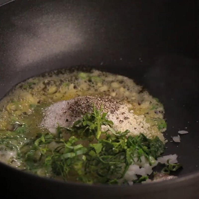 Bước 2 Xào gia vị Burger phở