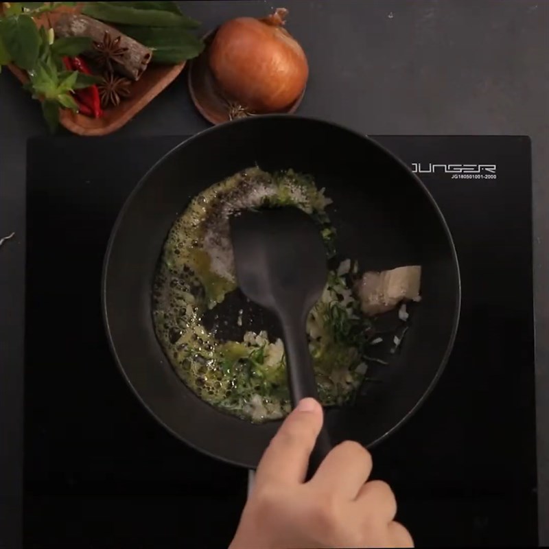 Bước 2 Xào gia vị Burger phở