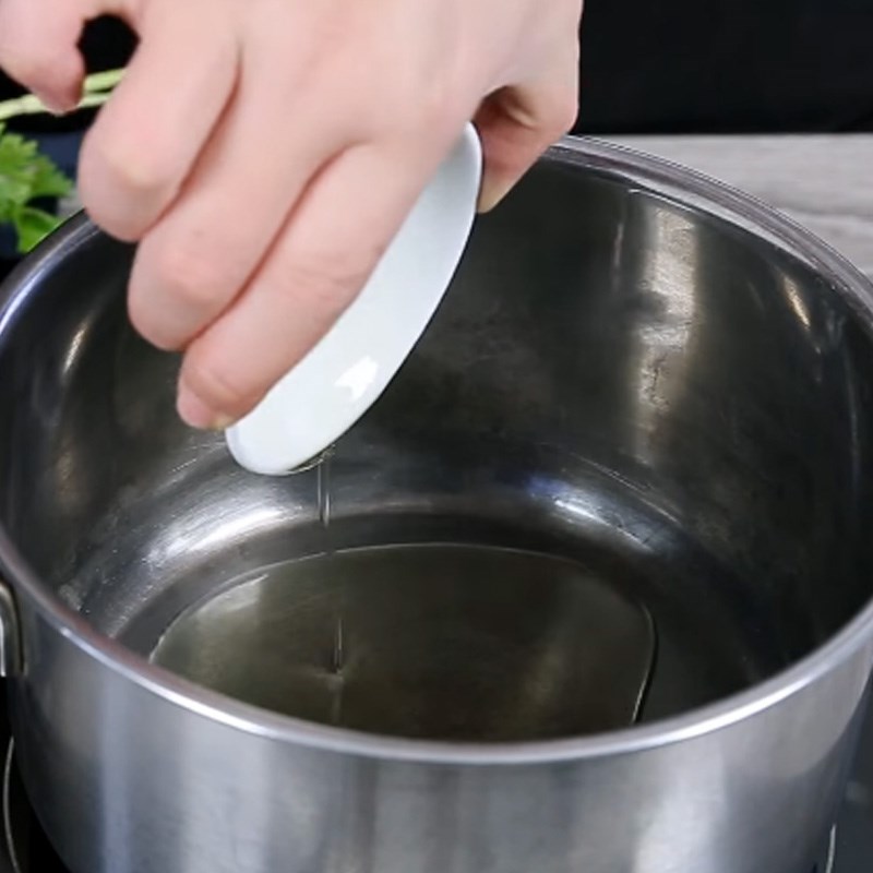 Bước 2 Xào nguyên liệu Canh huyết heo nấu cay