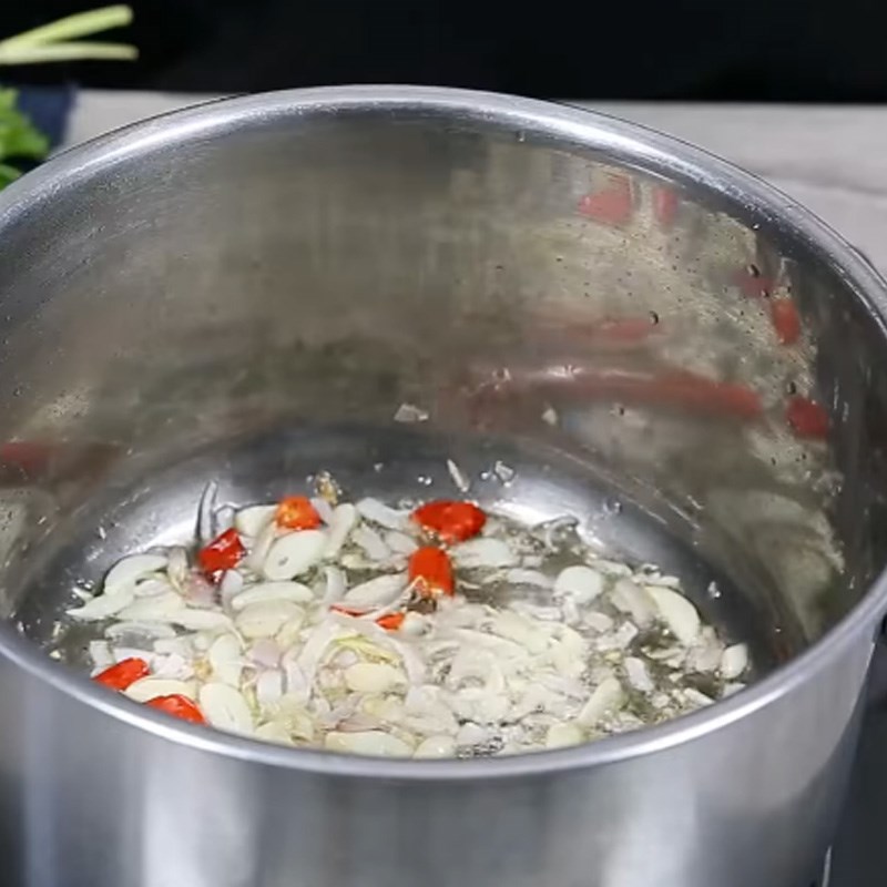 Bước 2 Xào nguyên liệu Canh huyết heo nấu cay