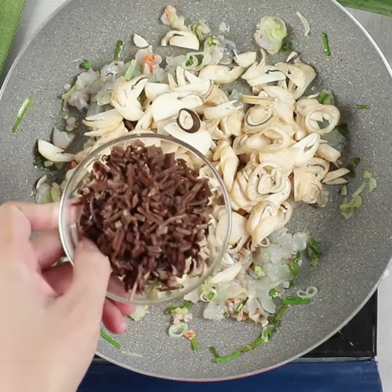 Bước 3 Xào nguyên liệu Bánh cuốn lá dứa nhân tôm