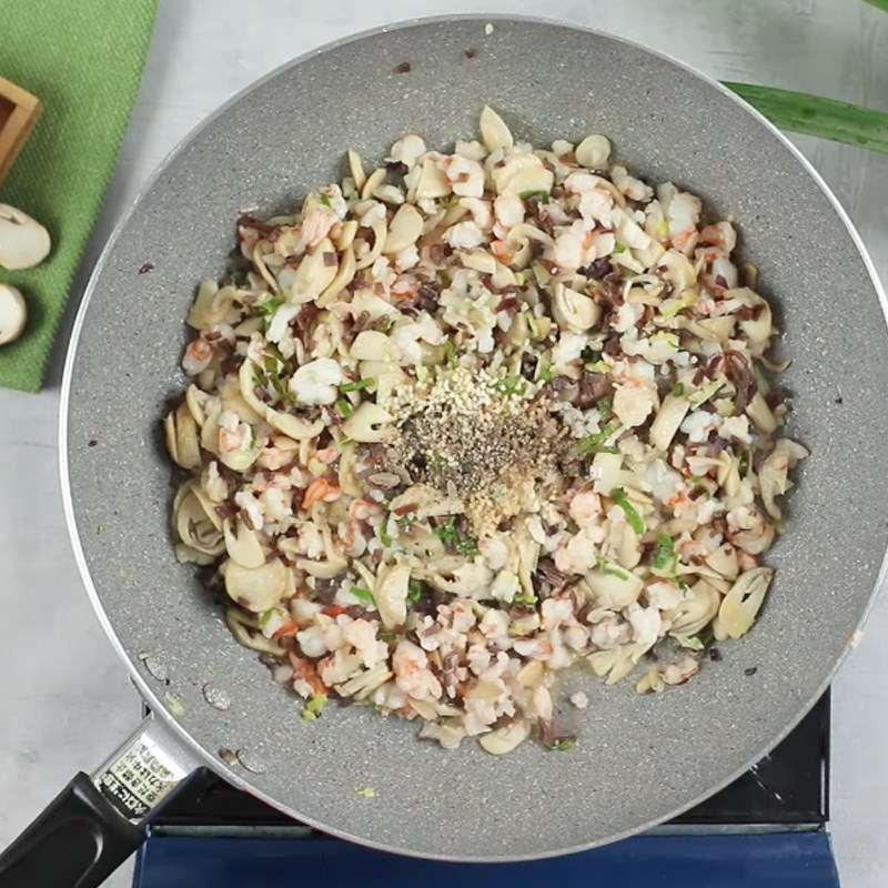 Bước 3 Xào nguyên liệu Bánh cuốn lá dứa nhân tôm