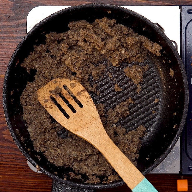 Bước 3 Xào nhân nấm Bò Wellington