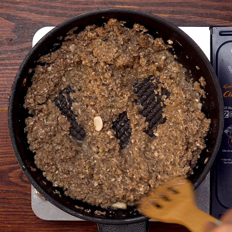 Bước 3 Xào nhân nấm Bò Wellington