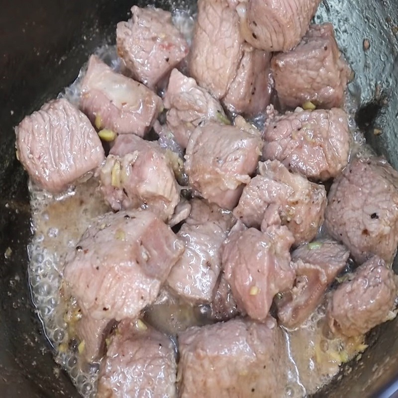 Bước 4 Xào thịt bò Canh thịt bò khoai tây cà rốt