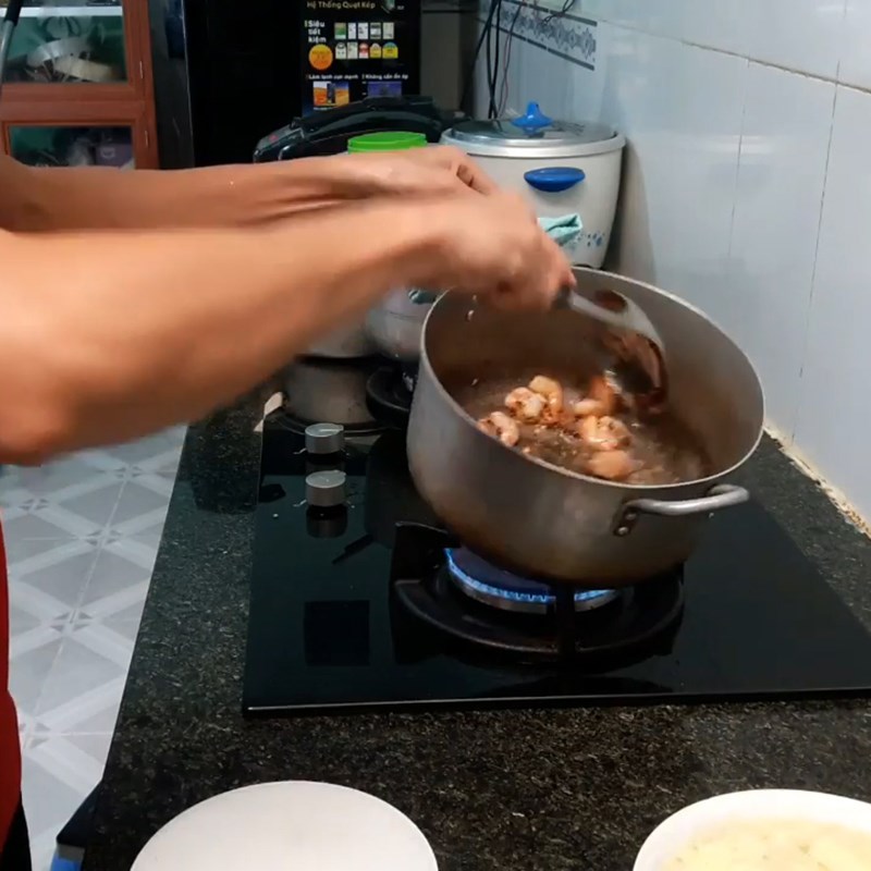 Bước 3 Xào tôm Canh rau má tôm tươi