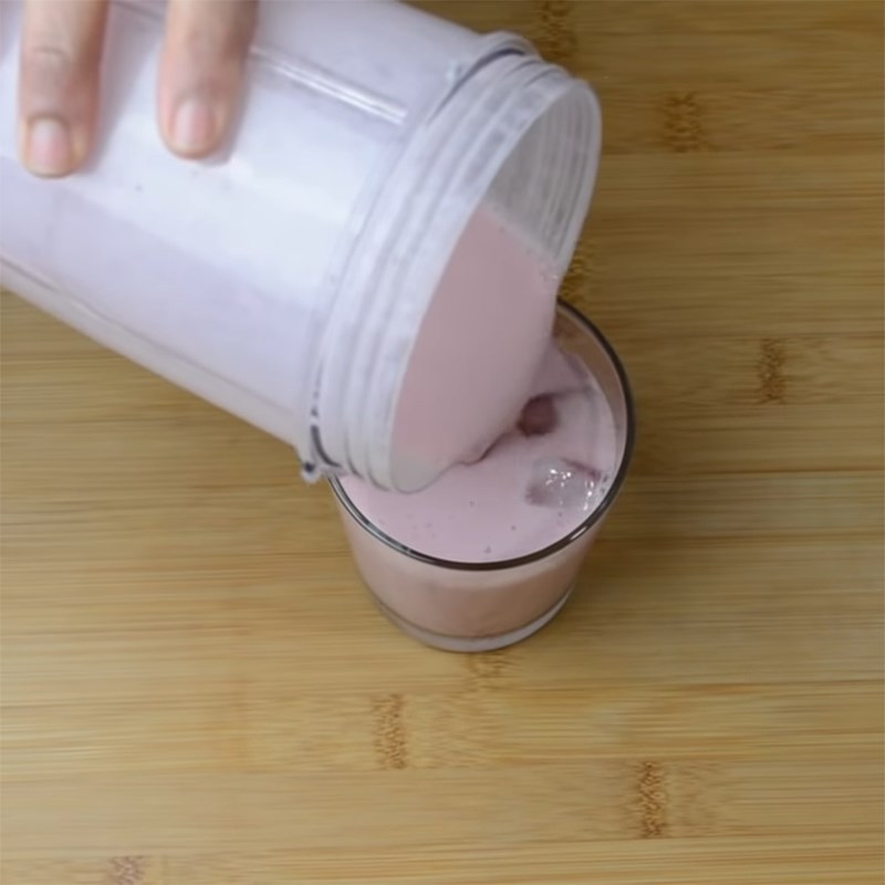 Bước 2 Xay sữa lắc Sữa lắc dâu và chuối