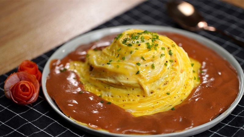 cơm chi&ecirc;n lốc xo&aacute;y phủ trứng