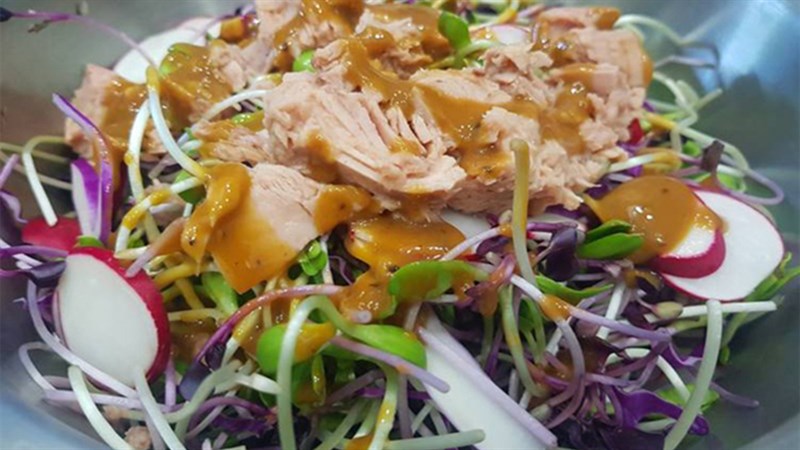 Salad c&aacute; ngừ rau mầm