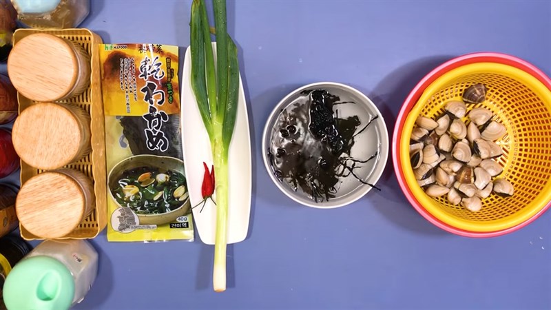 Ingredients for the dish of seaweed soup with clams and mussels