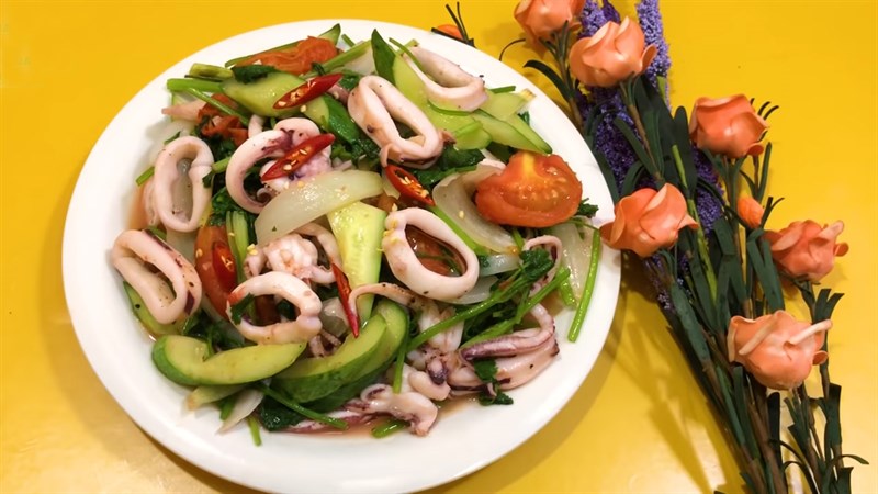 mực x&agrave;o c&agrave; chua dưa leo