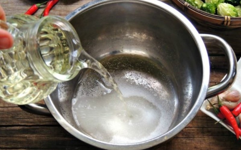 Nấu hỗn hợp nước muối khi ng&acirc;m chua 