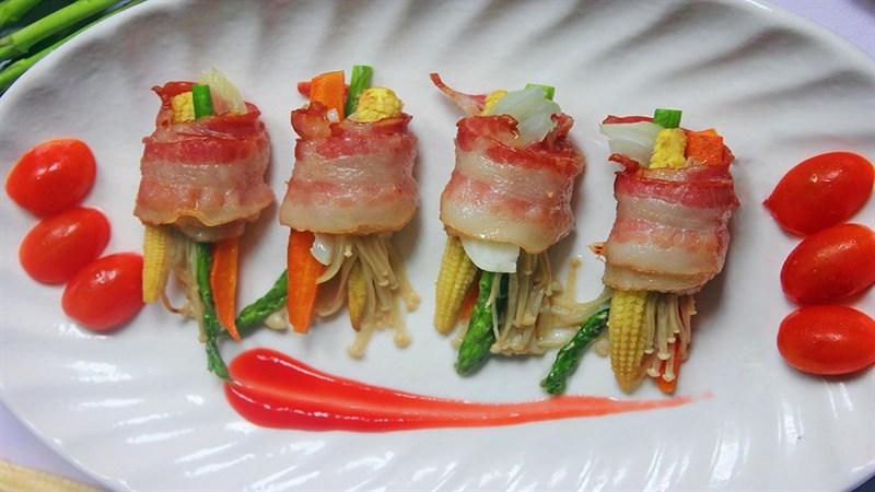 thịt x&ocirc;ng kh&oacute;i cuộn rau củ &aacute;p chảo