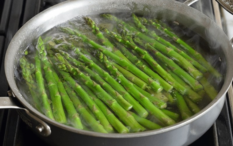 Chần sơ măng t&acirc;y trước khi ng&acirc;m chua 