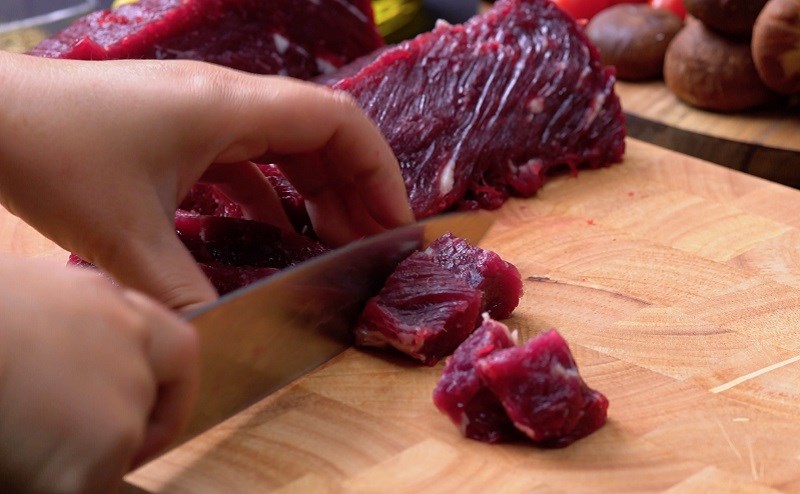 Cách thái cắt thịt bò