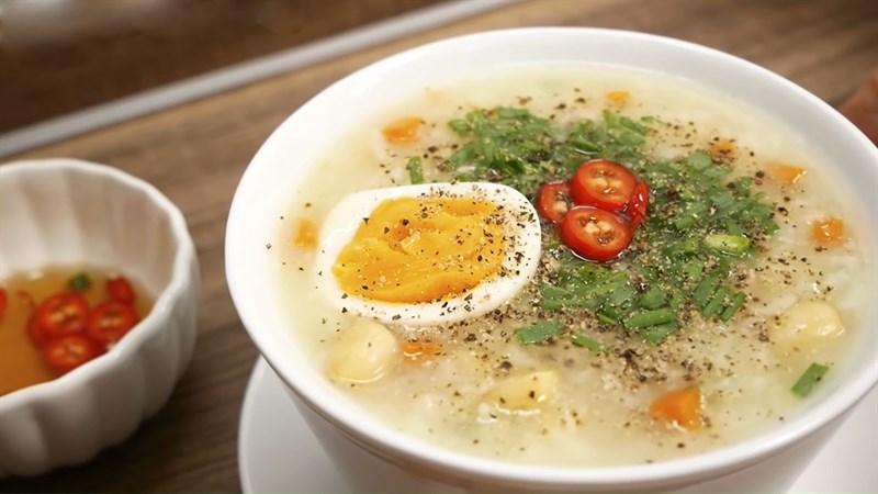 Ch&aacute;o thịt b&ograve; bằm hạt sen tr&uacute;ng