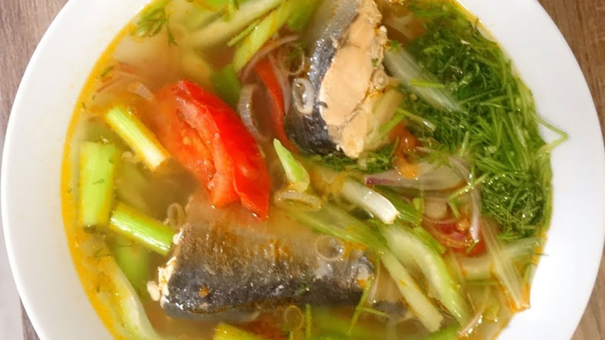 Canh cá hồi nấu ngót