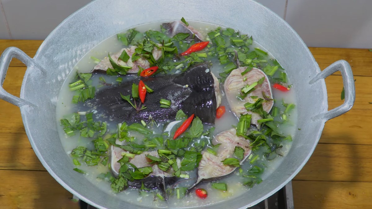 Cách làm lẩu cá trê nấu mẻ thơm ngon thanh mát đậm hương vị