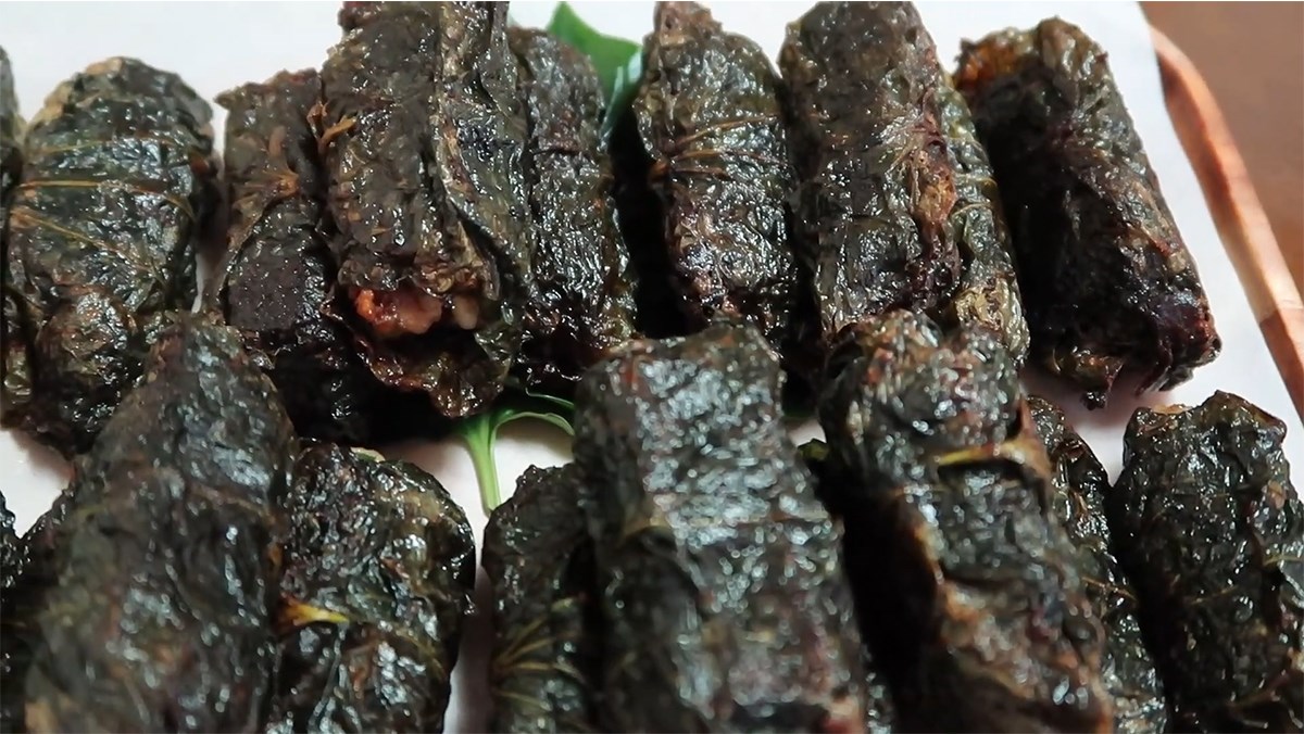 What is the recipe for making Lươn cuốn lá lốt (grilled eel wrapped in betel leaves) and how is it prepared?