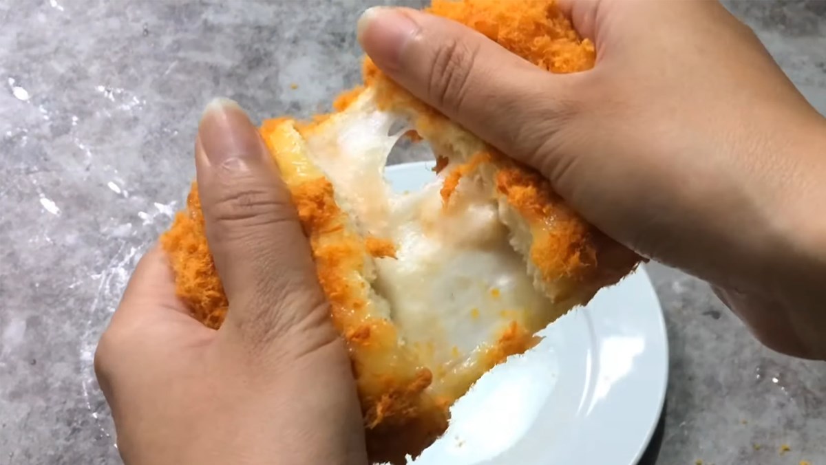 Bánh bông lan mochi trứng muối chà bông gà cay