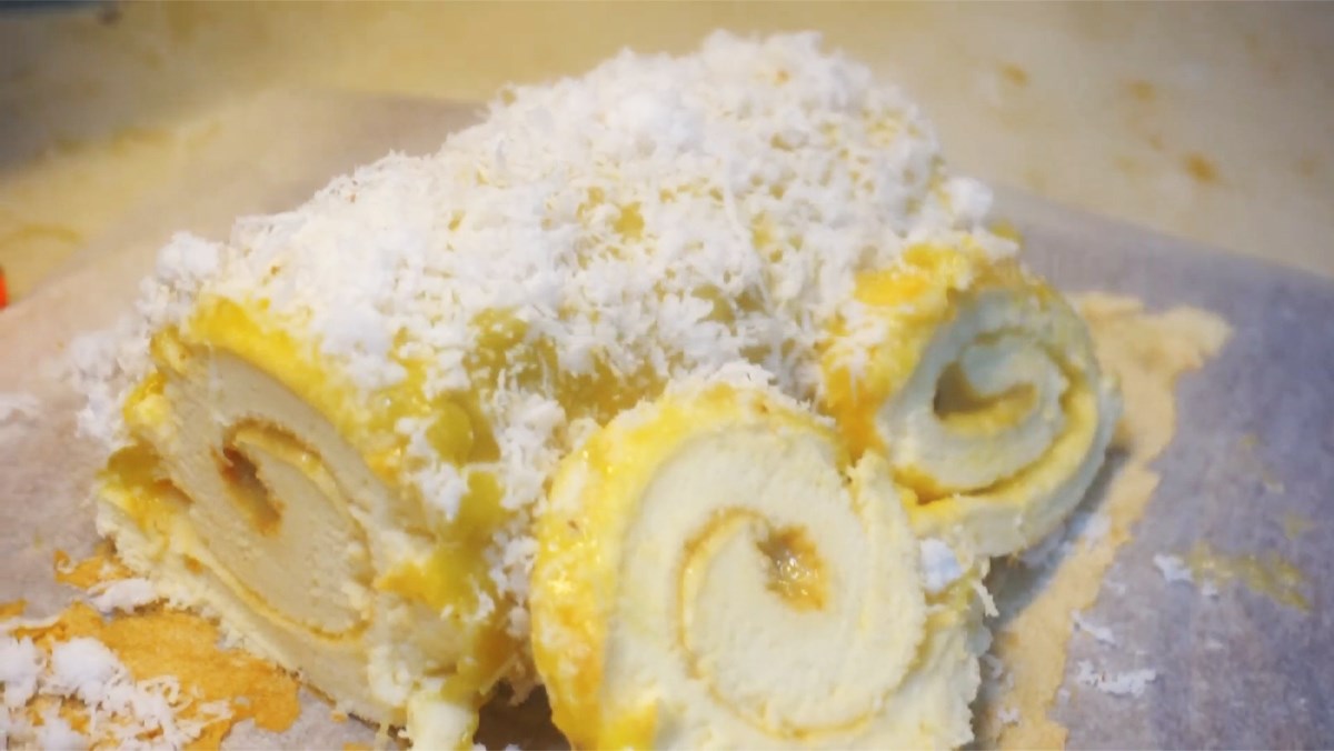 Cách làm bánh bông lan cuộn sầu riêng phủ dừa mềm xốp, thơm lừng béo ngậy