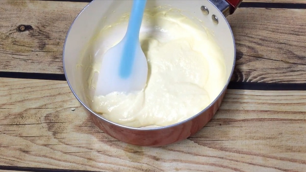 Có khó khăn gì trong quá trình làm bánh bông lan trứng muối và sốt phô mai không?
