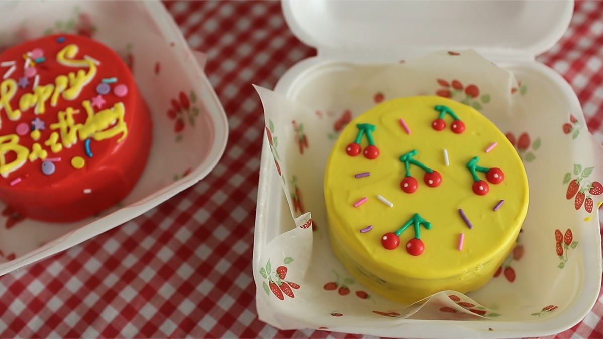 Bento cake: Chiếc bánh nhỏ xinh này chứa đựng bao nhiêu điều thú vị! Hãy xem hình để nhận một viên ngọt ngào và đầy màu sắc trong bát cơm bento của bạn.