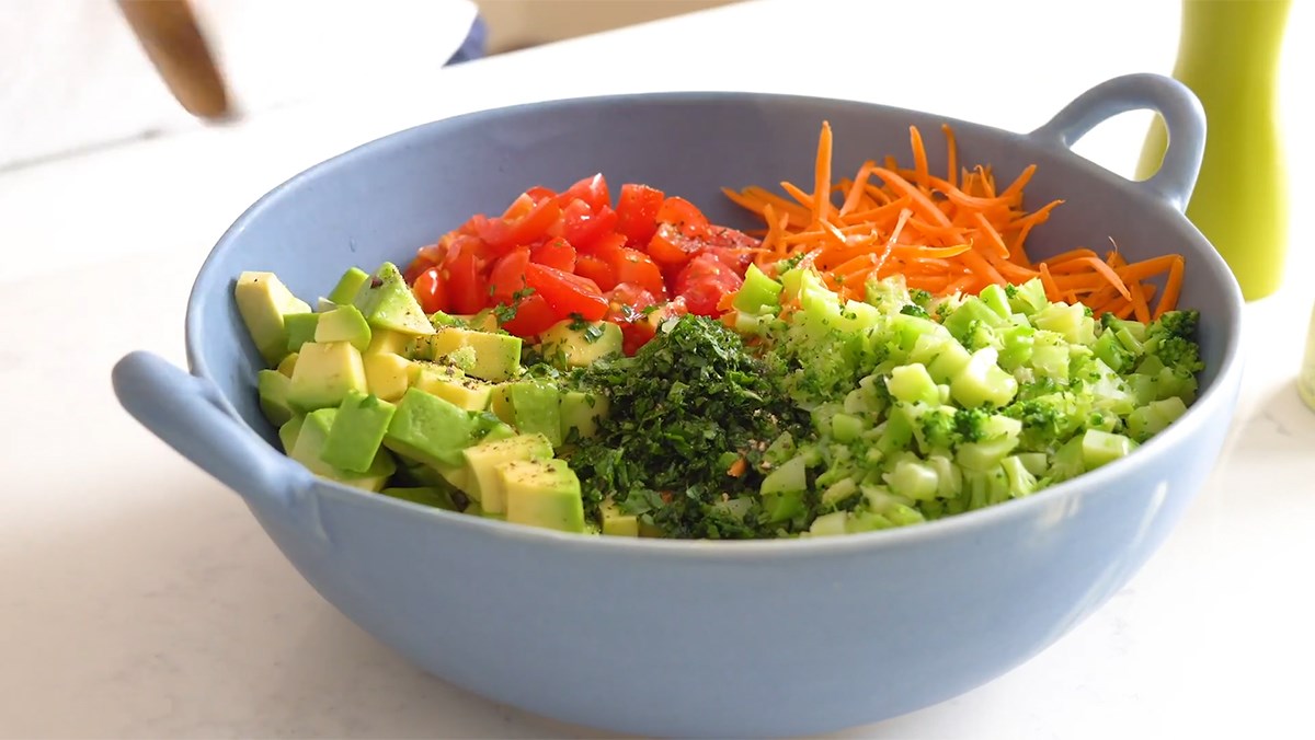 Cách làm quinoa salad vô cùng đơn giản cho bữa ăn kiêng thêm hấp dẫn
