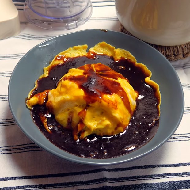 Cách làm trứng omelet kiểu Nhật bọc cơm chiên siêu ngon, hấp dẫn, dễ làm