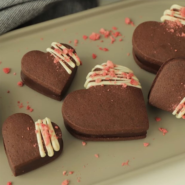 Cách làm bánh quy socola nhân truffle hình trái tim đơn giản tặng người yêu