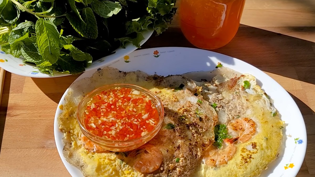 Bánh ép khô Huế thịt tôm bằng khuôn