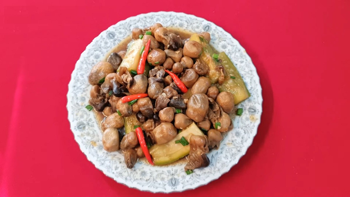 Bầu kho nấm rơm