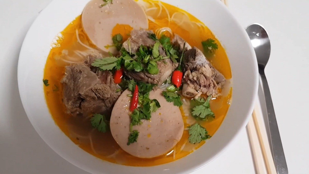 Cách nấu bún bò Đà Nẵng biến tấu đơn giản hơn tại nhà, ăn là ghiền