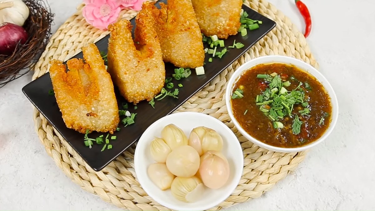Bánh chưng chiên sốt tiêu đen