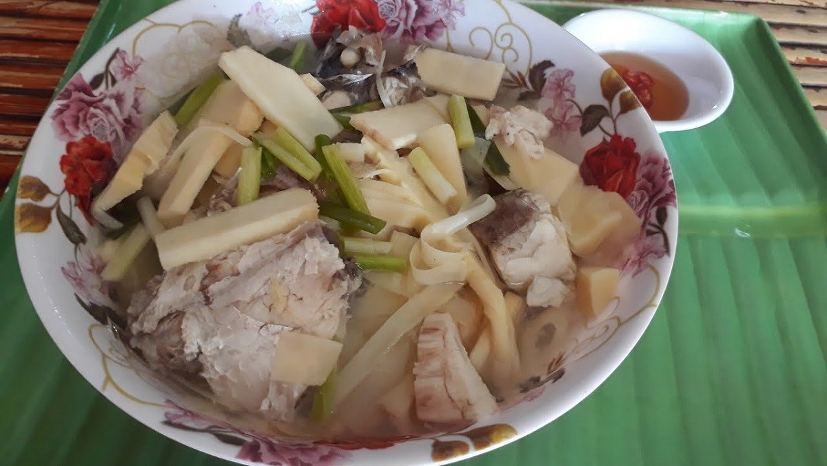 Canh chua cá chẽm măng chua