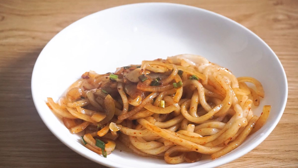 Mì udon xào cay