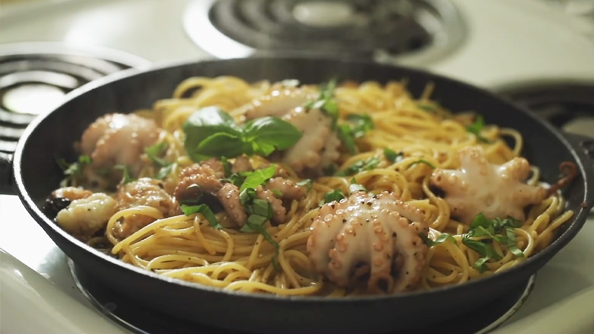 Mì Ý sốt dầu tỏi - Spaghetti Aglio e Olio với bạch tuộc