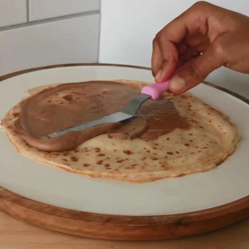 Bước 6 Phết kem và cắt bánh Bánh crepe chuối vị kem bơ nutella