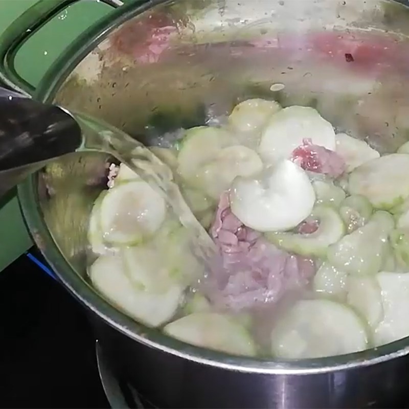 Bước 3 Nấu canh Canh mướp nấu thịt bò